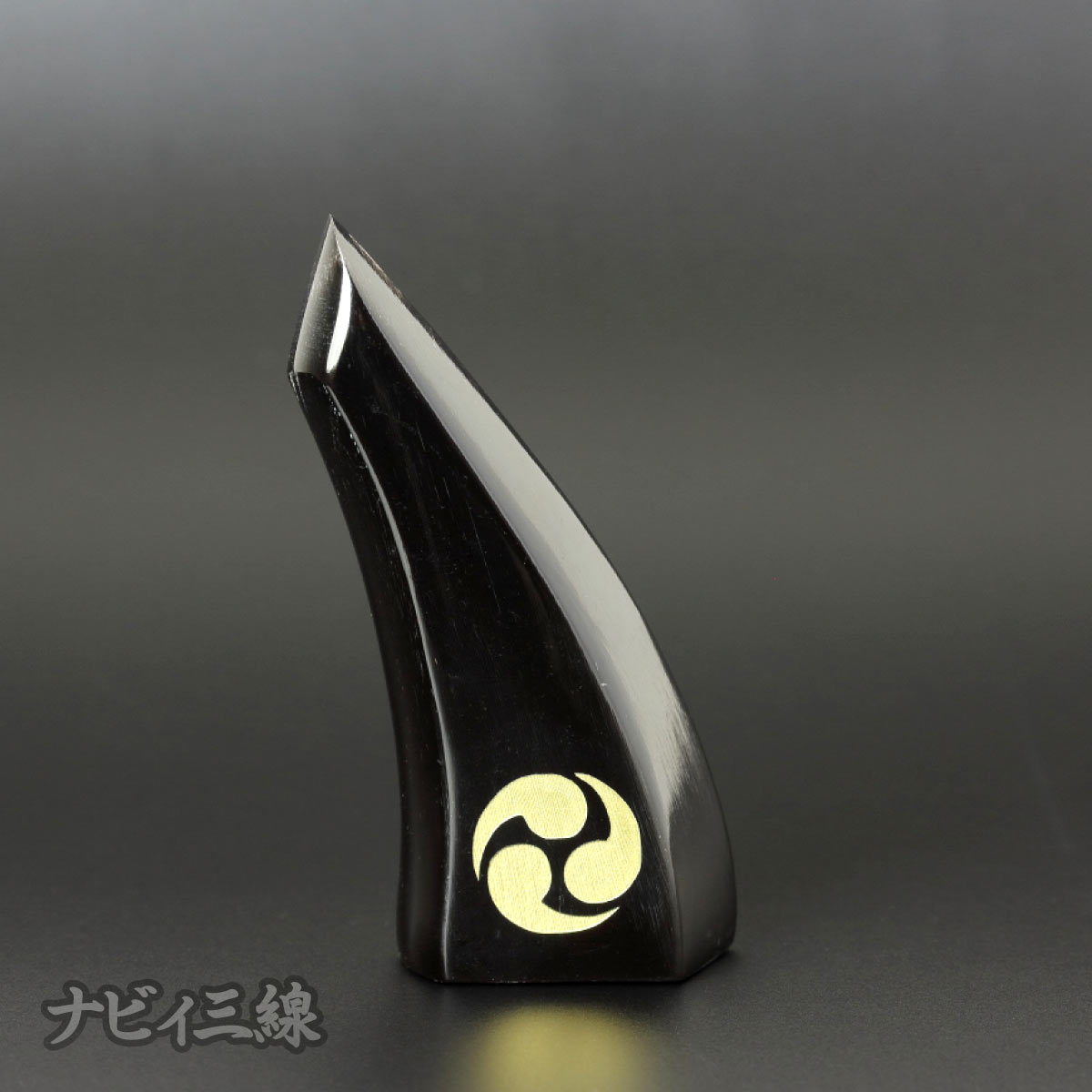 御紋角バチ(M)｜金色の御紋が彫刻されたバチです｜三線専門店ナビィ三線