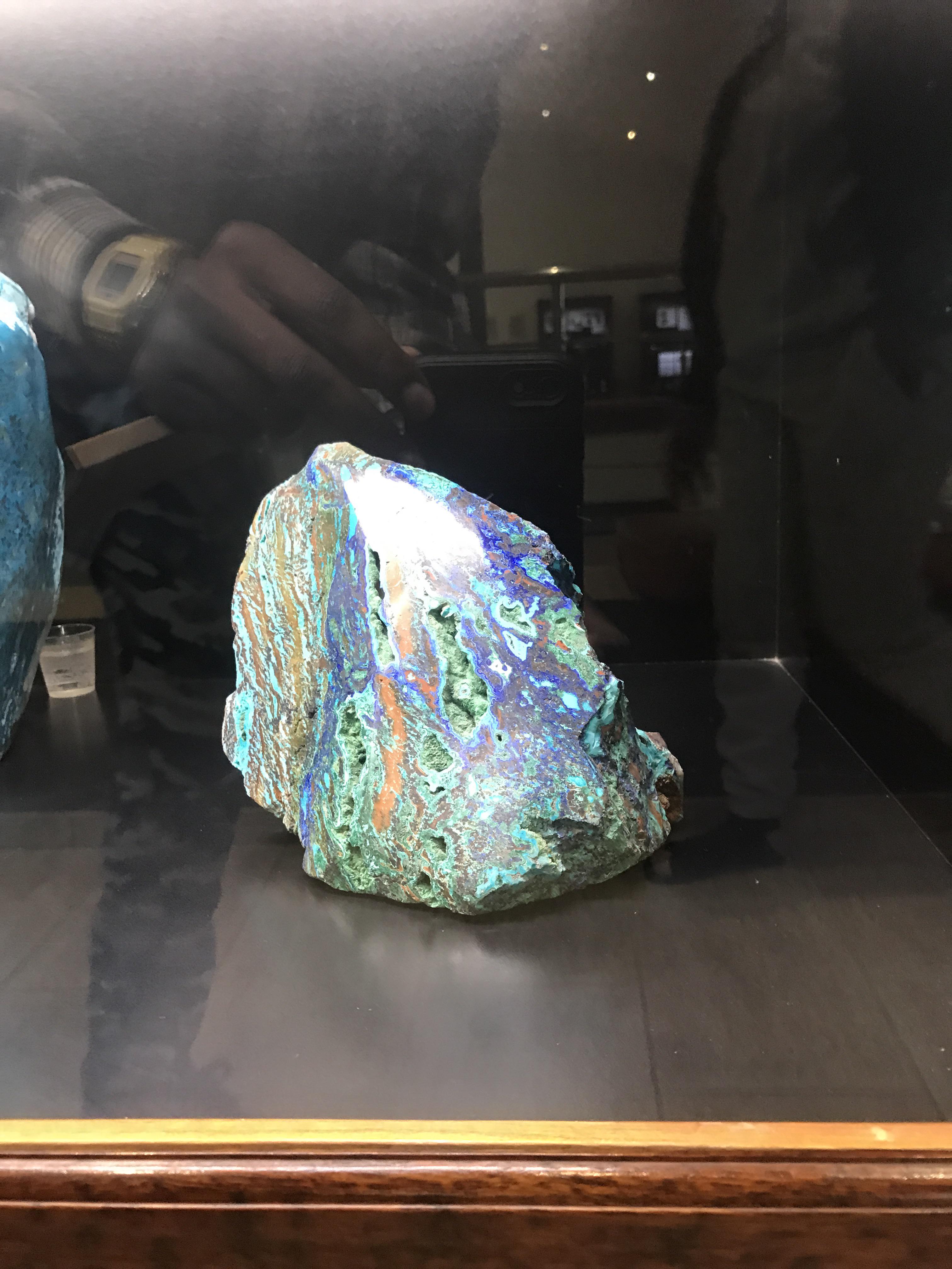世界最大の水晶クラスターが展示されてるんだよ。 : r/geology