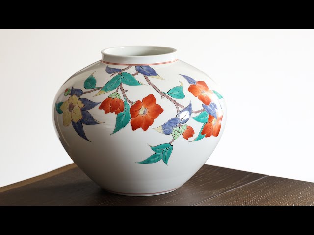 濁手椿文花瓶（14代 酒井田柿右衛門）/ Nigoshide Vase with Design of
