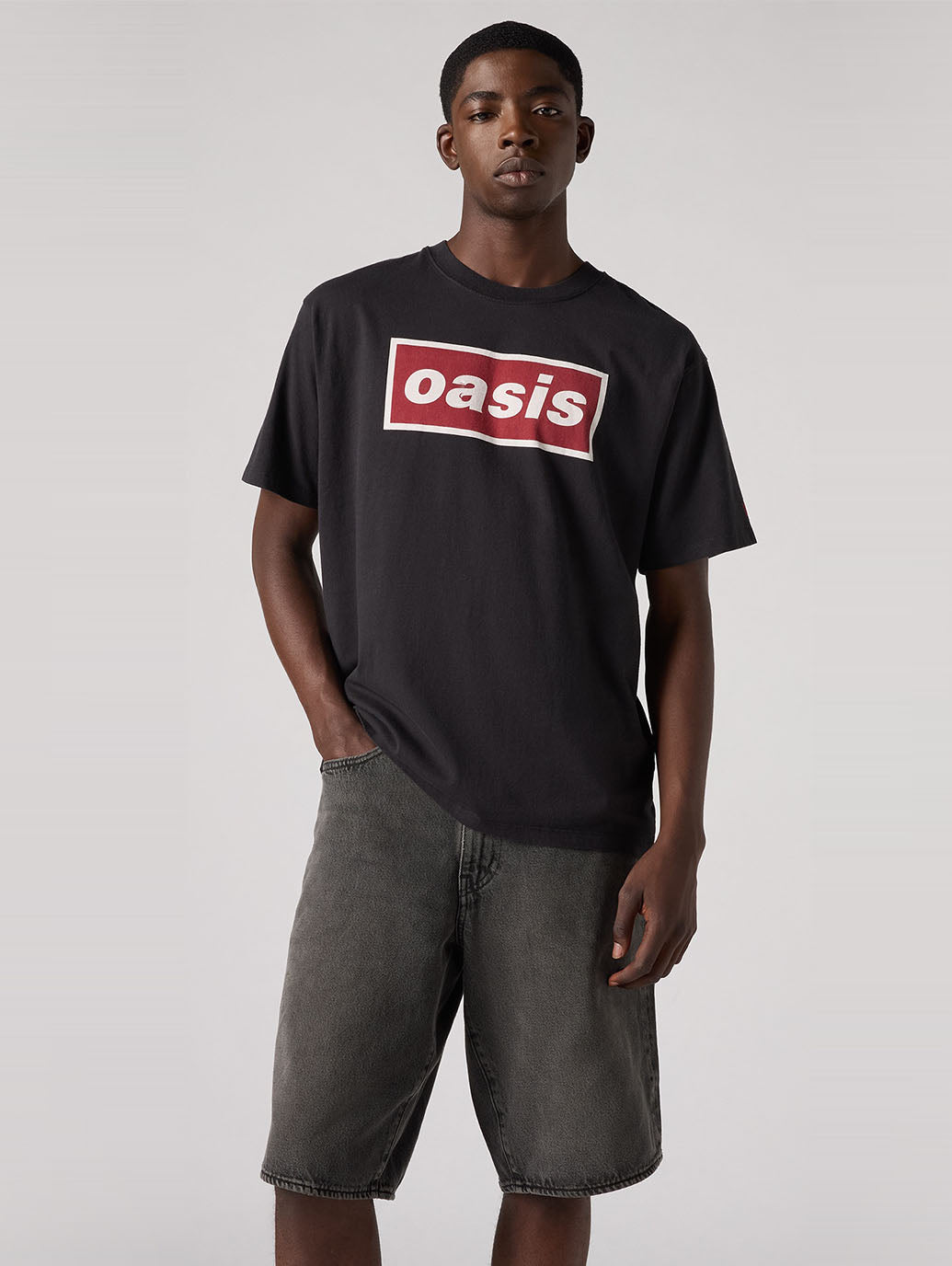 LEVI'S® x OASIS DECA LOGO Tシャツ ブラック – リーバイス®公式