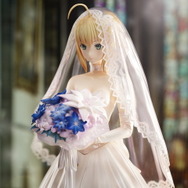 Fate」セイバー“あなたが私のマスターか” 純白ロイヤルドレス姿の