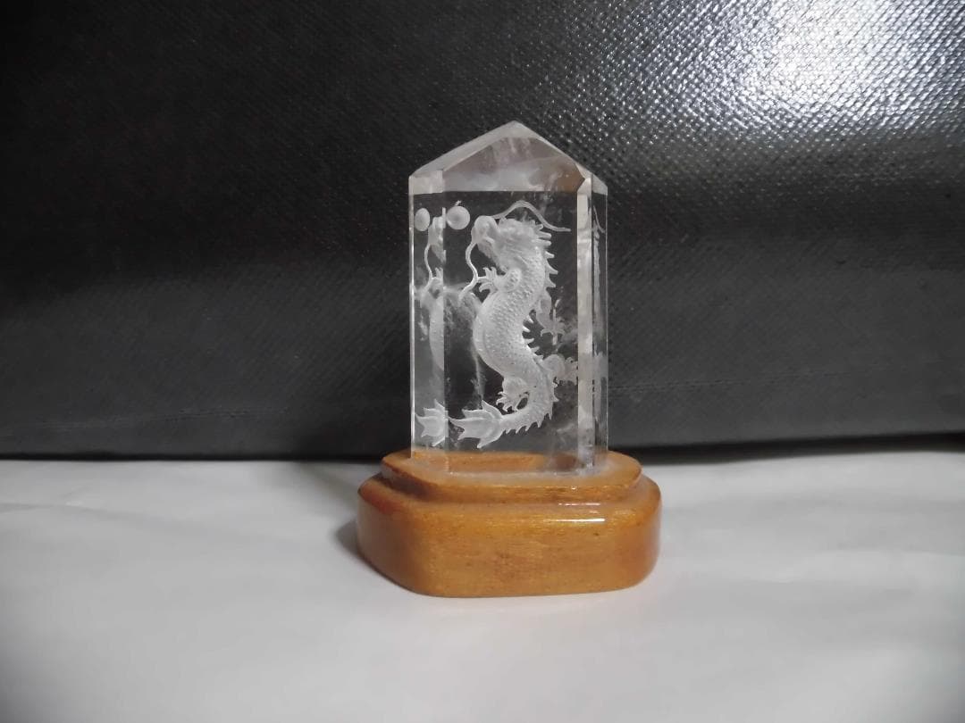 水晶　龍の彫刻入り 水晶龍