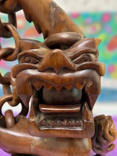 レアな伝統工芸：ハリマオ「虎＝Harimau」の一本彫り彫刻。勇気や強さ
