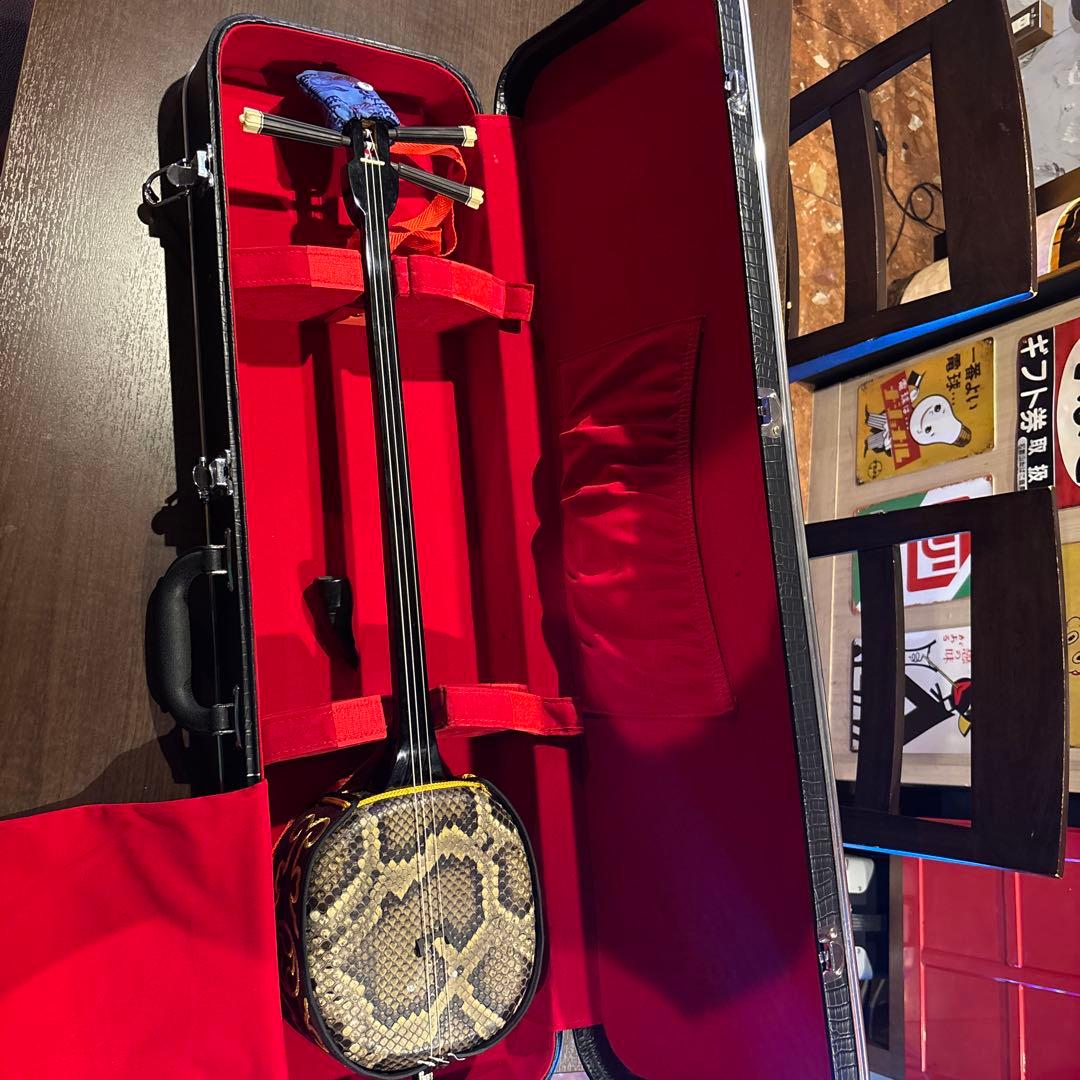 三線　本革　沖縄三味線　ハードケース、バチ付き 三線通販専門店】 三線用ケース(ハードケース)約830mm×240mm×110mm