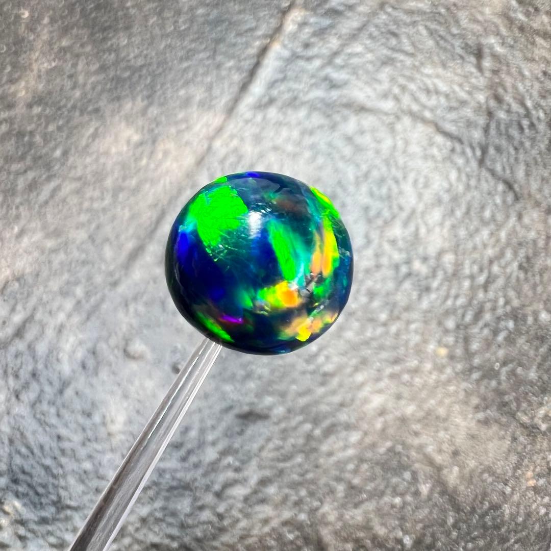 強いファイヤーが輝く！　ブラックオパール　ビーズ　粒売り　2 5.97ct HANABI Solid Black Opal Multicolor Fire