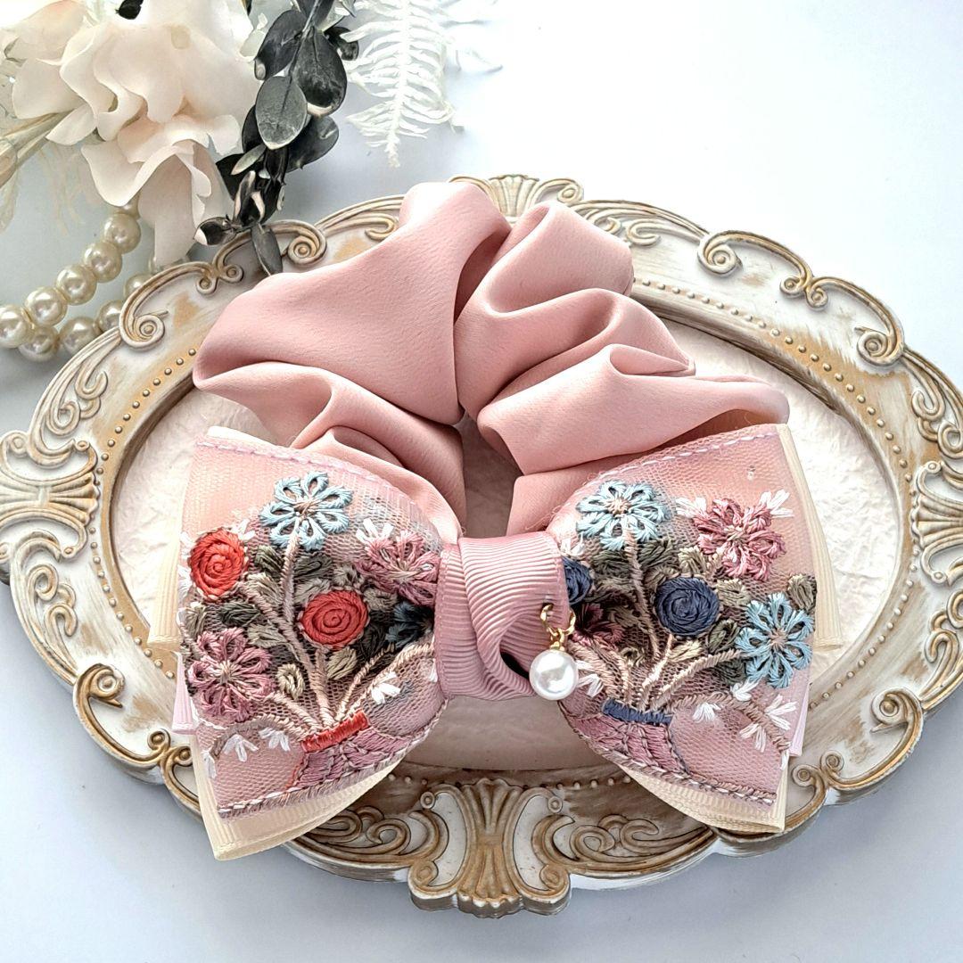 mamerin ♪様お取引中⭐3131⭐❣️大人可愛い華やかアクセ❣️オリジナル ライトグレーのニットにアイスブルーのデニム。バッグはマットシルバー