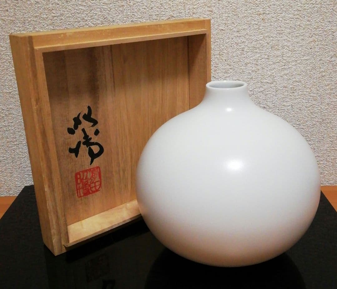 人間国宝　前田昭博作　白磁　花入　壺　共箱　略歴付　花瓶 Amazon.co.jp: 人間国宝 前田昭博作 白磁 花入 壺 共箱 略歴付 花瓶