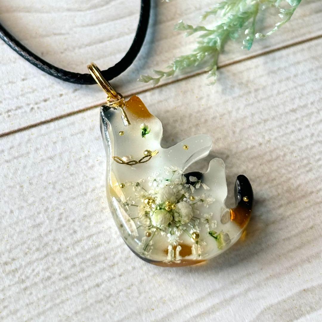 ハンドメイド レジン 三毛猫ペンダント - メルカリ
