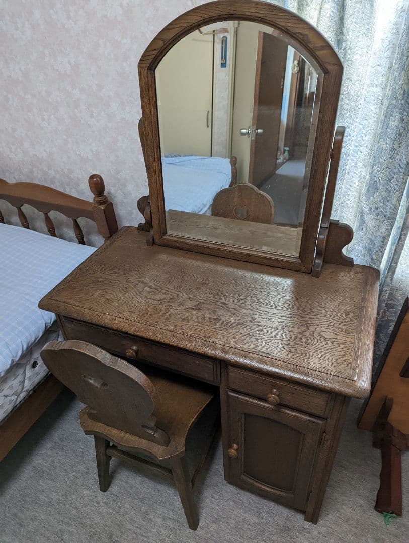 【椅子は売却済】ビンテージ　木製ドレッサー　鏡台　Dresser たのメル便 木製ドレッサー 鏡台 化粧台 コンセント 開閉式ミラー 収納付椅子
