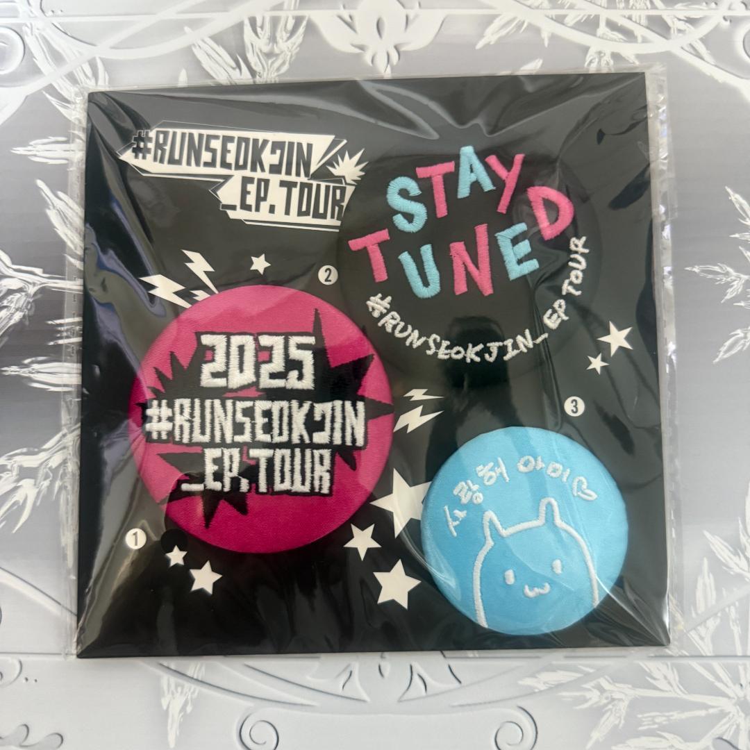 BTS ジン 缶バッジセット LOGO RUNSEOKJIN 刺繍 公式 - メルカリ