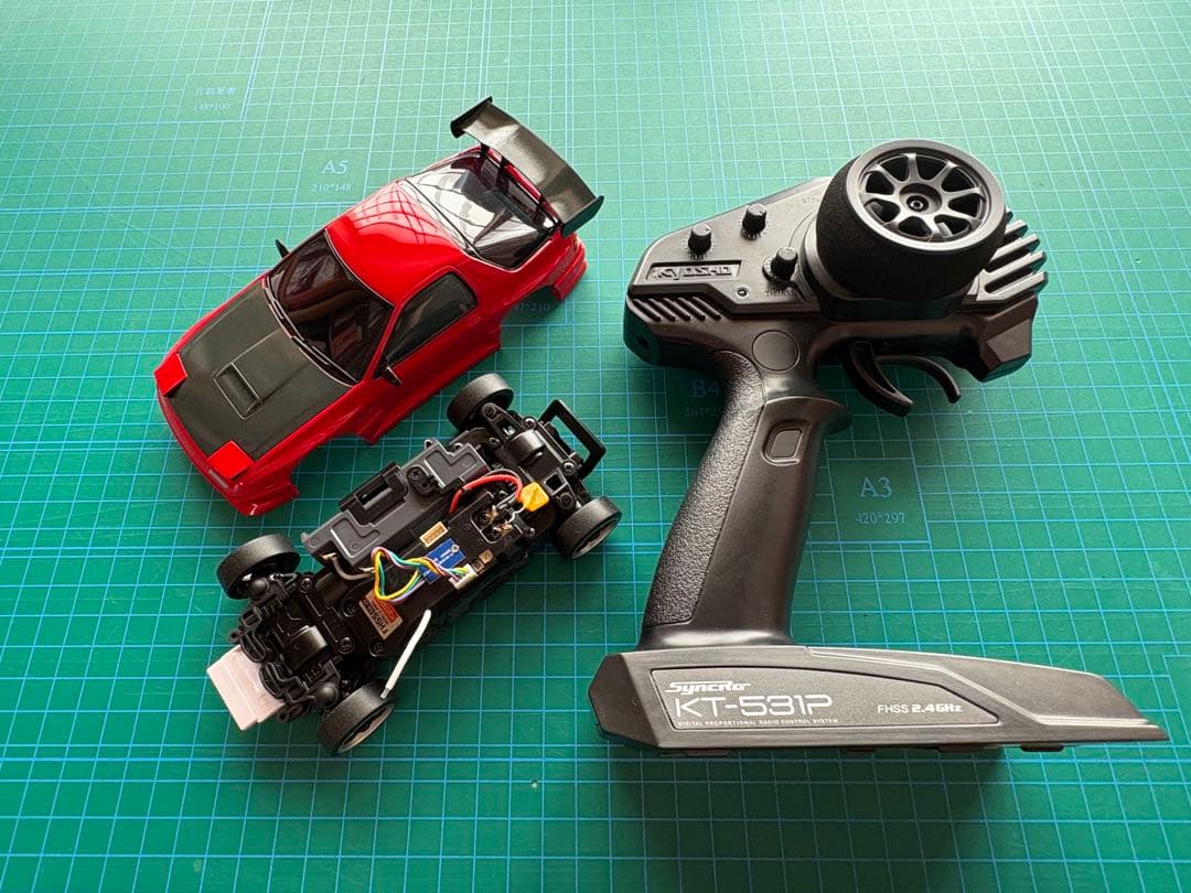 ミニッツAWD サバンナ RX-7 FC3S エアロVer. ジャイロ付き ミニッツAWD 頭文字D 新劇場版シリーズ マツダ サバンナ RX-7 FC3S