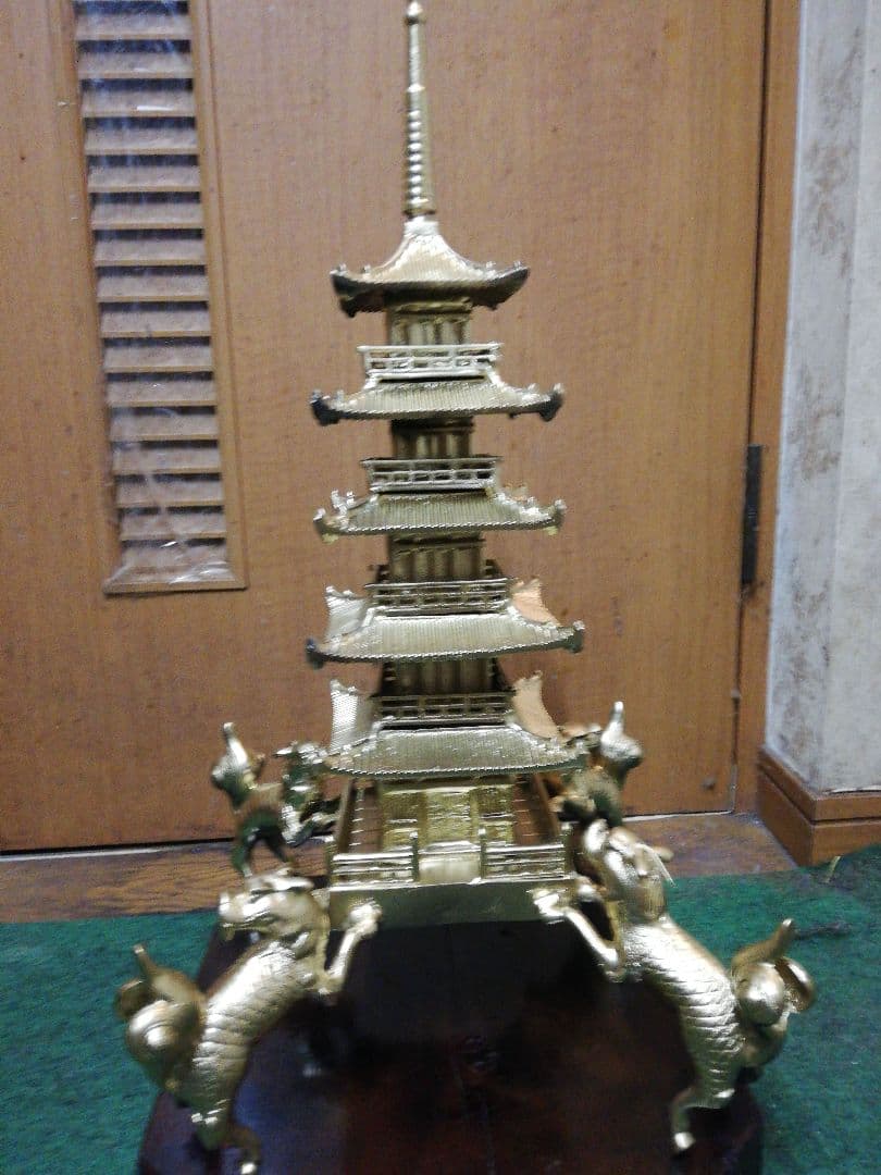 五重塔、金属製、AuP、高さ52cm、架台付き 053五重塔｜山梨県水晶美術彫刻協同組合