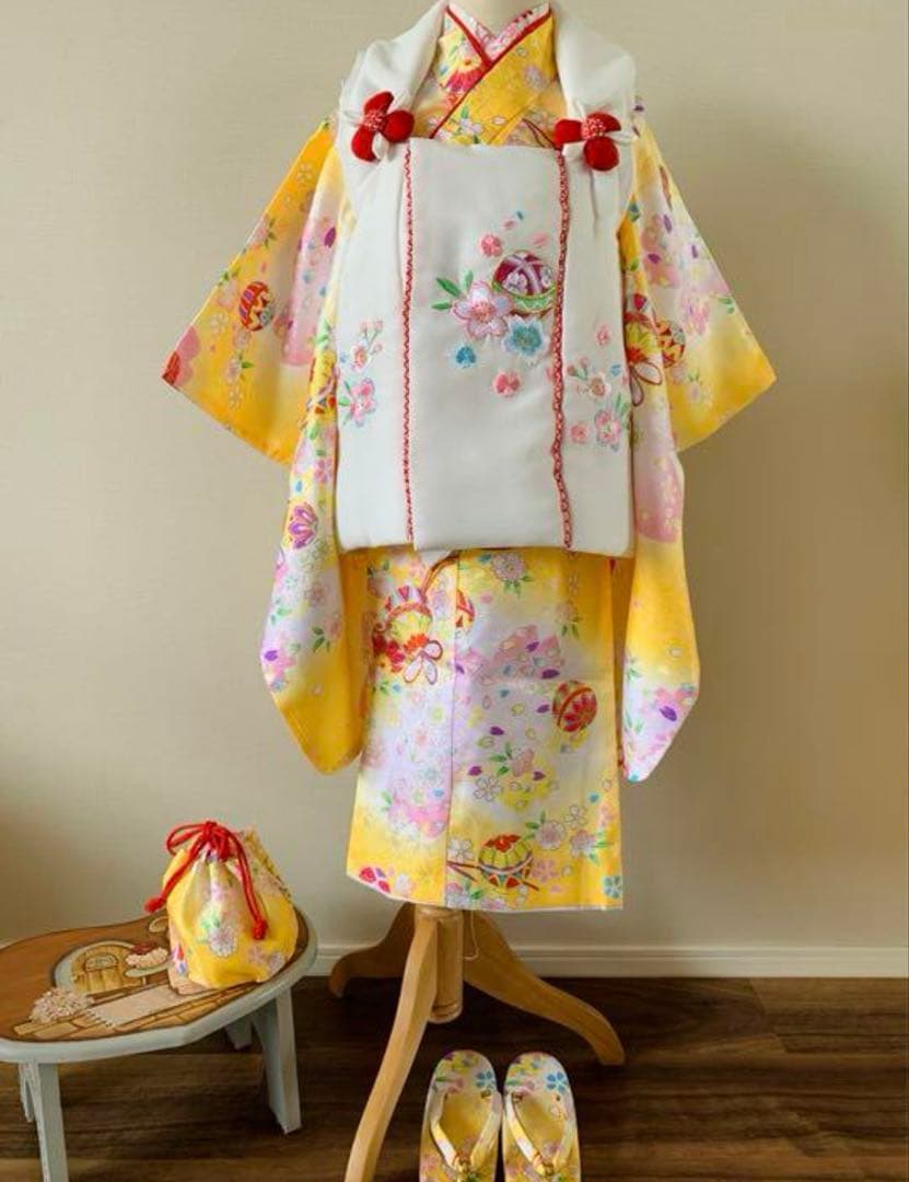 七五三に★明るい黄色に鞠と桜の着物　三歳のお祝い着　髪飾り付き R・K 3歳きもの(三つ身)セット 菊 鞠 桜 黄色 対応身長95cm 七五三 3歳