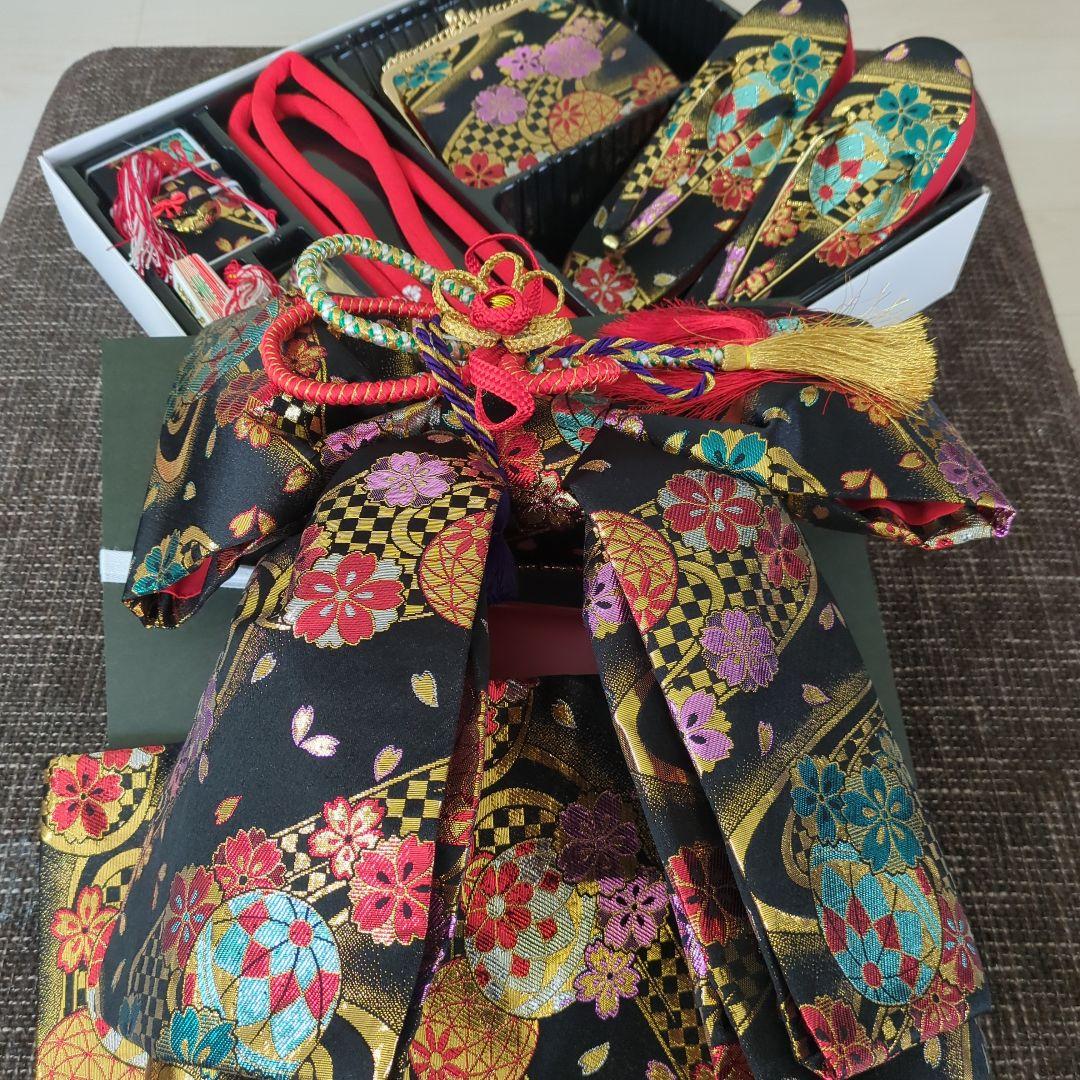 七五三 七歳女の子　結び帯はこせこセット 黒地 花柄刺繍 楽天市場】七五三 結び帯 はこせこセット 7歳 草履 バッグ 総柄 桜 花