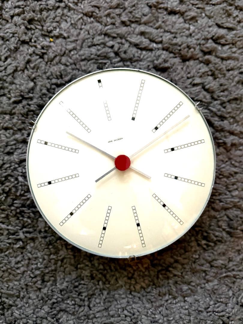 ARNE JACOBSEN モダン掛時計 ホワイト/レッド アルネ ヤコブセン ARNE JACOBSEN 43620 掛け時計 Bankers Wall clock