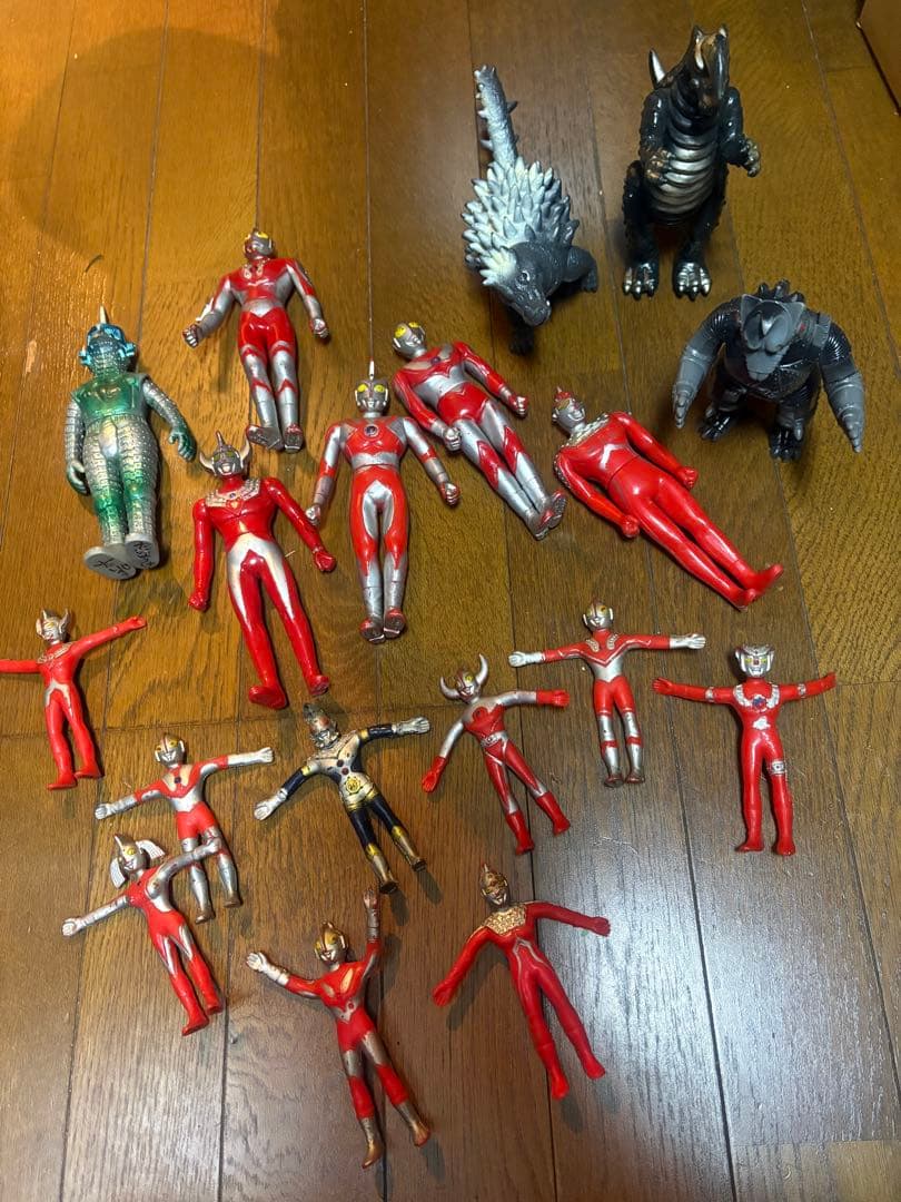 ウルトラマンフィギュア16体セット1970〜1980年代物 特集] 初代ウルトラマンの全ソフビを振り返る。 - YouTube
